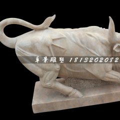 晚霞紅石雕牛，廣場華爾街牛石雕