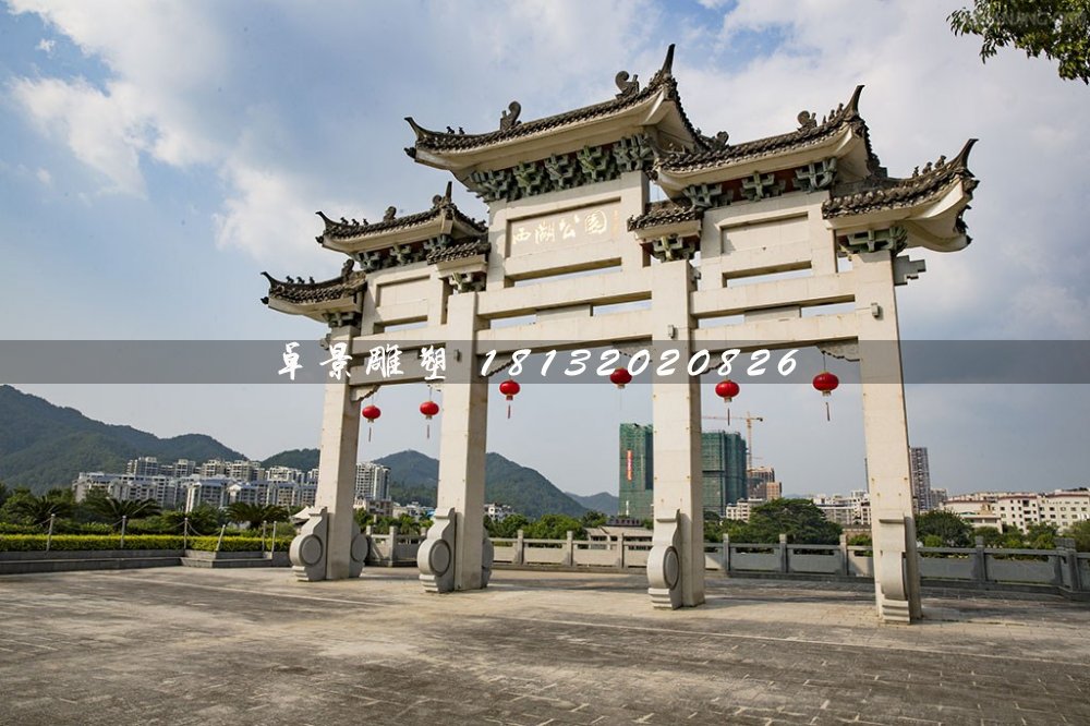 廣場石雕牌坊，三門石牌樓