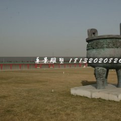 三足銅鼎，廣場青銅鼎