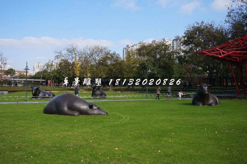 臥著的牛銅雕，公園群牛雕塑