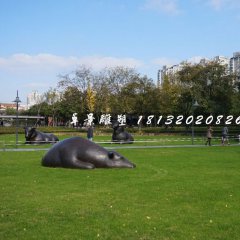 臥著的牛銅雕，公園群牛雕塑