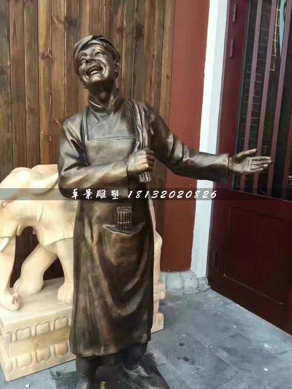 店小二銅雕，飯店門口人物銅雕 (1)