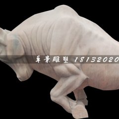 晚霞紅開荒牛雕塑，廣場石雕牛