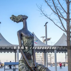 仰望藍天的少女銅雕，公園景觀雕塑
