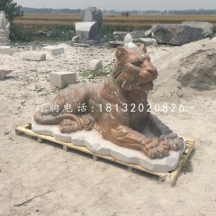 趴著的老虎石雕，晚霞紅動物雕塑