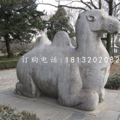 臥著的駱駝雕塑，公園動物石雕