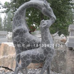 青石動物雕塑，親嘴鹿石雕